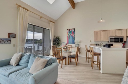 Charlevoix House | 341 Edgewater Inn