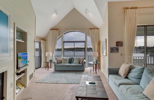Charlevoix House | 341 Edgewater Inn