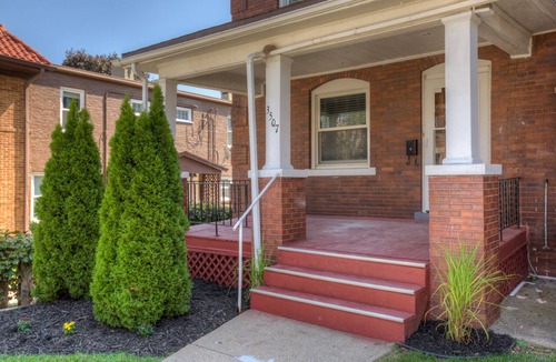Downtown Omaha House | 3507 Fabulous Midtown Townhome! Walk to TWO entertainment districts!