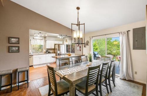 Southwest Colorado Springs House | 3BD Cheyenne Mountain Home w Hot Tub & Grill
