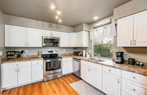 Southwest Colorado Springs House | 3BD Cheyenne Mountain Home w Hot Tub & Grill