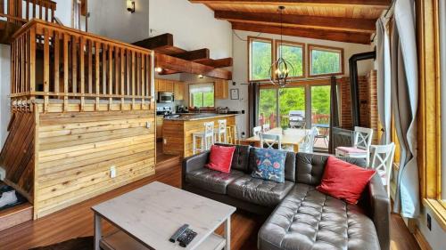 Sherwood Forest House | 3BD Mountain Retreat Near Trails