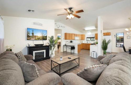 Payson House | 3BR Cozy Retreat Firepit Hot Tub BBQ & Patio