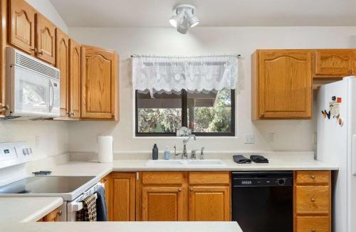 Payson House | 3BR Cozy Retreat Firepit Hot Tub BBQ & Patio