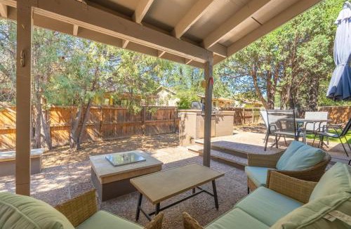 Payson House | 3BR Cozy Retreat Firepit Hot Tub BBQ & Patio