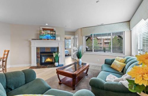Coeur d'Alene House | 3BR Lakefront Condo Beach Pool & Lake Views