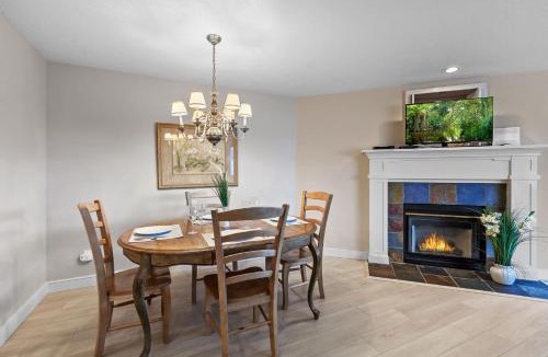 Coeur d'Alene House | 3BR Lakefront Condo Beach Pool & Lake Views