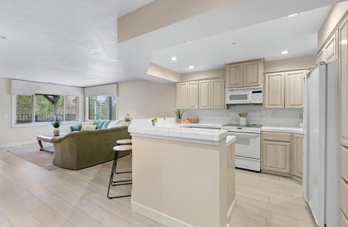 Coeur d'Alene House | 3BR Lakefront Condo Beach Pool & Lake Views