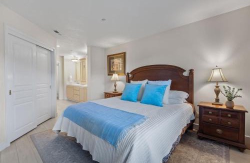 Coeur d'Alene House | 3BR Lakefront Condo Beach Pool & Lake Views