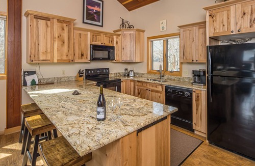 Big Horn House | 3BR Ski-In/Out Condo, Sleeps 6, Ski-Tuning Bench & Garage – Big Sky, MT