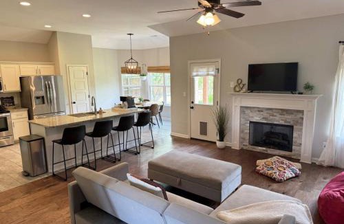 Southaven House | 3BR w/Pool Table & Ping Pong - Near Snowden
