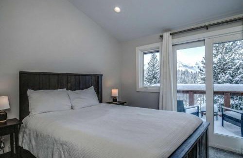 Dunkin Hill House | 3BR with Mountain Views on FREE Bus Line
