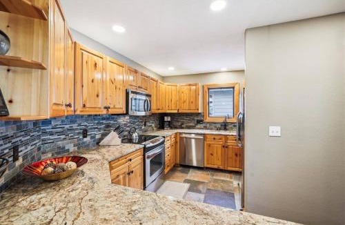 Four O'Clock House | 4 Bedroom Townhome Near Snowflake Lift - Walk To Slopes!