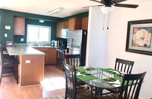 Aurora House | 4 Bedroom Vacation House With Pikes Peak view Pet-friendly