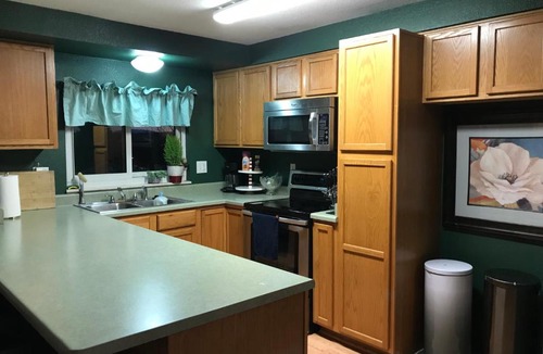 Aurora House | 4 Bedroom Vacation House With Pikes Peak view Pet-friendly
