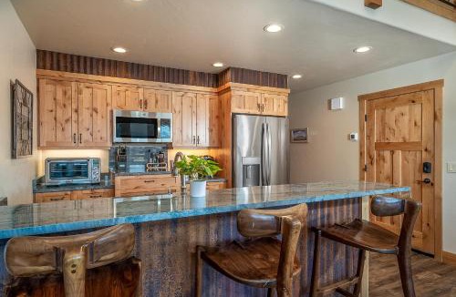 Bigfork Hotel | 4 king beds w ensuites Double the Living Space!