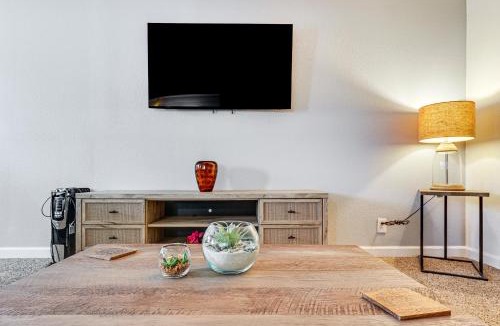 Manhattan Apartment | 4 Mi to K-State! Modern Garden-Level Apt