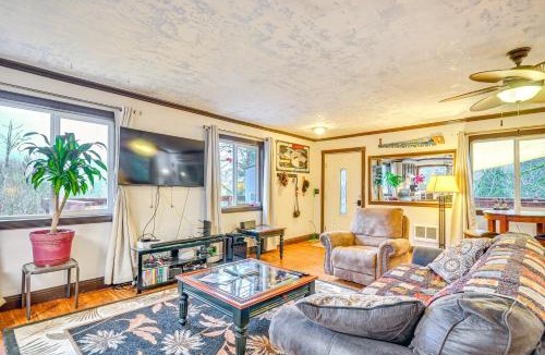 Sandy Apartment | 4 Mi to Sandy, Oregon: Studio w/Mtn View