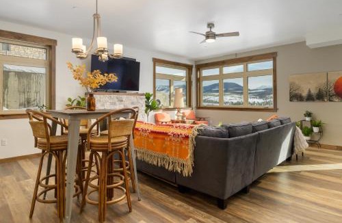 Fraser Apartment | 448 Cranmer Unit 103