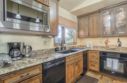 Woodmoor House | 4BD Woodland Lodge Lg Deck, Backyard, & Pool Table