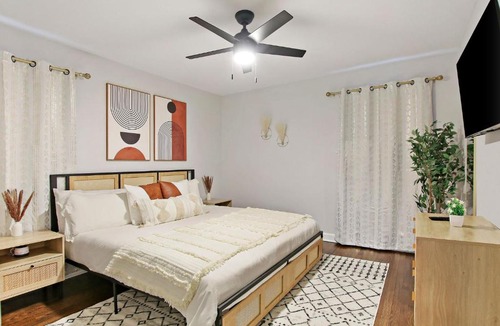 West Chicago House | 4BR Boho Oasis - Kid Haven, Library, Perf Location, Parking