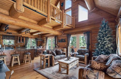 Cascade-Chipita Park House | 4BR Mountain Log Cabin Hot Tub Loft Deck Views