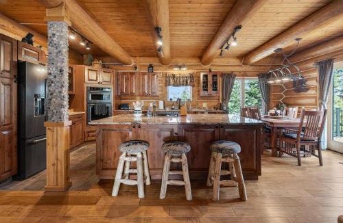 Cascade-Chipita Park House | 4BR Mountain Log Cabin Hot Tub Loft Deck Views