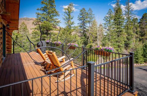 Cascade-Chipita Park House | 4BR Mountain Log Cabin Hot Tub Loft Deck Views
