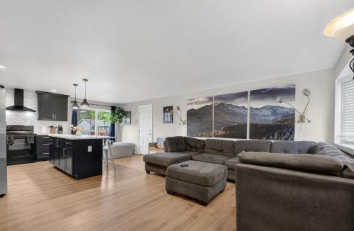 Highlands House | 4BR Spacious Home with Deck BBQ Fire Pit Sleeps 8