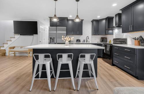 Highlands House | 4BR Spacious Home with Deck BBQ Fire Pit Sleeps 8