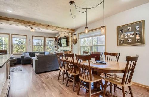 Wildernest House | 4BR Townhome w/Private Hot Tub, Garage, and Deck