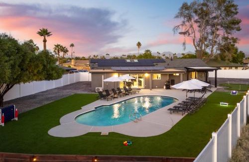 Cavalier Estates House | 5 BR with Heated Pool, Fire Pit, BIG Backyard in Paradise Valley