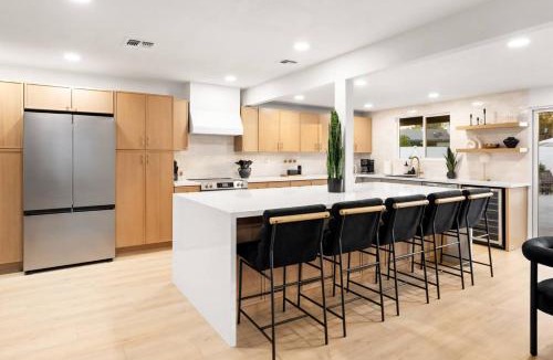 Cavalier Estates House | 5 BR with Heated Pool, Fire Pit, BIG Backyard in Paradise Valley