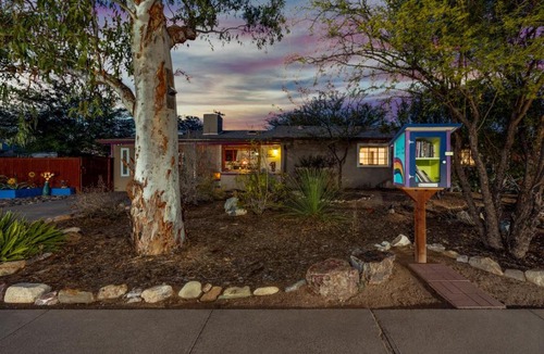 Tucson House | 5 Min to TMC, 3 BR 2 BA, Yard and Grill, Central