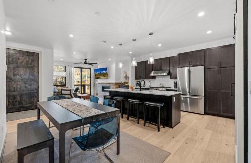 Silverthorne House | 50 East 6th Ave A3
