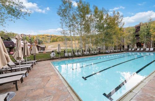 Avon House | 536 Elkhorn Luxury Home by East West Hospitality