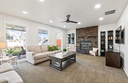 Meridian House | 5BR Fire Pit BBQ Sleeps 12 Near Food Shops