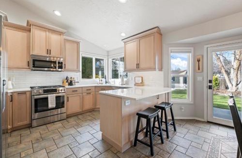 Meridian House | 5BR Fire Pit BBQ Sleeps 12 Near Food Shops