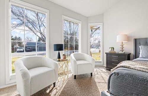 Meridian House | 5BR Fire Pit BBQ Sleeps 12 Near Food Shops