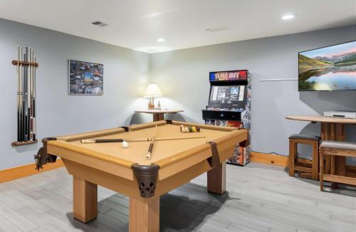 Warrior's Mark West House | 5BR Ski in Out Mountain Getaway with Hot Tub and Views
