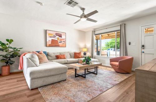 Sunset House | 5BR Sleeps 10 Hot Tub Fire Pit Games & Walk to ASU