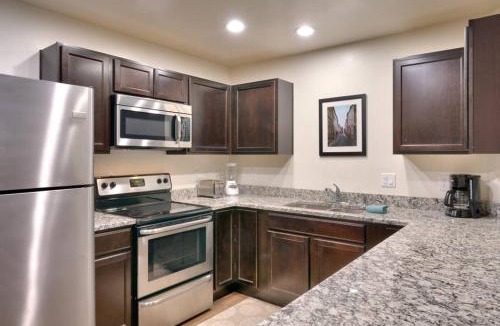 Moab South Valley Apartment | 5C Sweet RedCliff Condo, Pool & Hot Tub