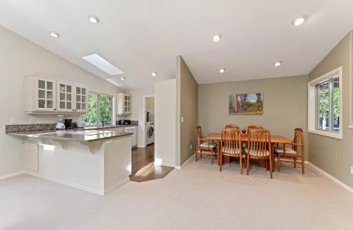 Deer Park House | 6 Dutchman Home