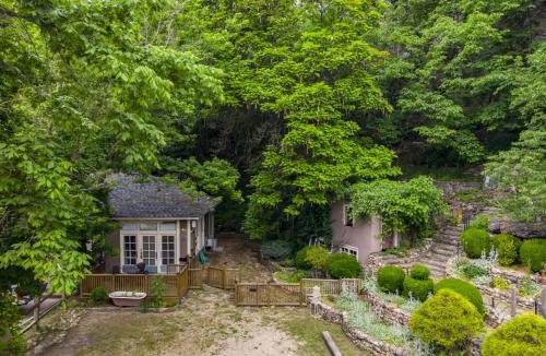 Eureka Springs Historic District House | 66 Center - Studio