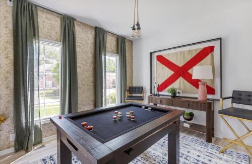 West Omaha House | 6BR Luxury Stay Prime Spot Games & More