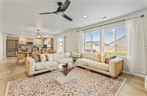 Nampa House | 6BR Retreat with Playground Basketball & Sleeps 22