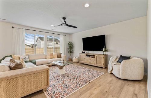 Nampa House | 6BR Retreat with Playground Basketball & Sleeps 22