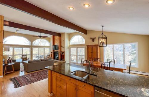 Eagle-Vail House | 734E Eagle Dr