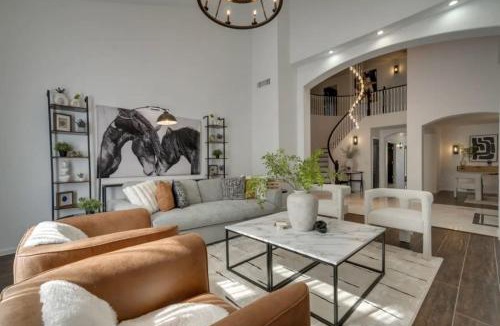 Canyon Trails House | 7BR Sleeps 16 plus POOL Games BBQ Family Friends Corporate Teams RETREAT