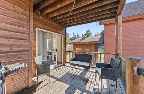 Fraser Villa | 820 Badger Ln